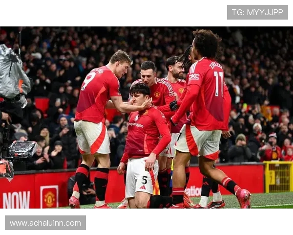 曼联遭遇低迷状态，英超赛季前景堪忧，急需反弹以提升竞争力。