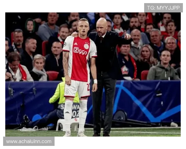 曼联危机再升级！滕哈赫阵容争论引爆球迷怒火，战术体系为何失灵？