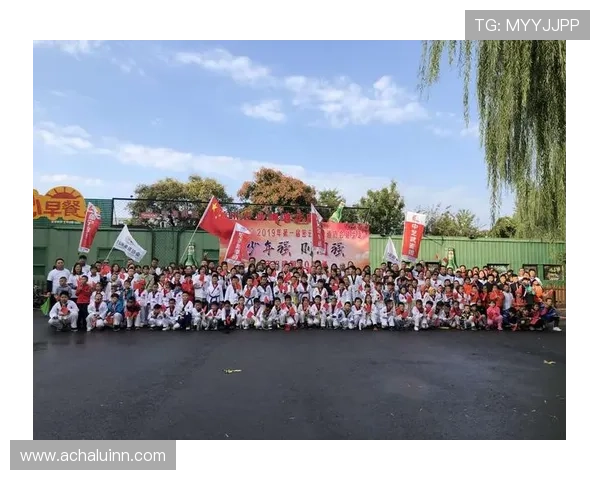 莱万今天的鞋子又闪瞎，普通人这脚步能走到哪里啊？