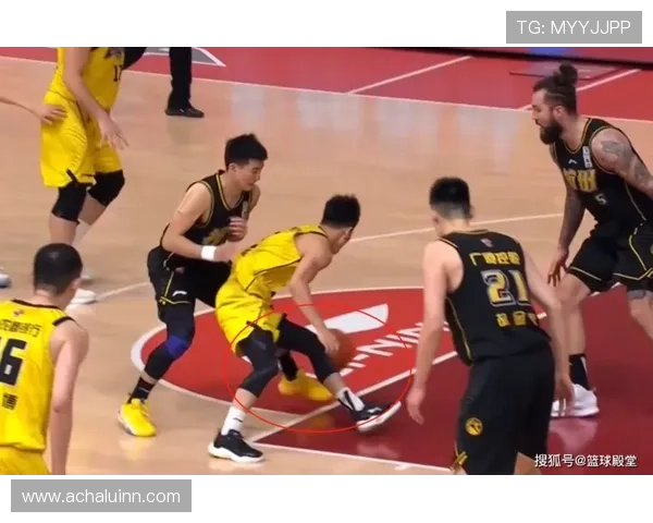 篮球比赛中出现同时出界该如何判定与处理？